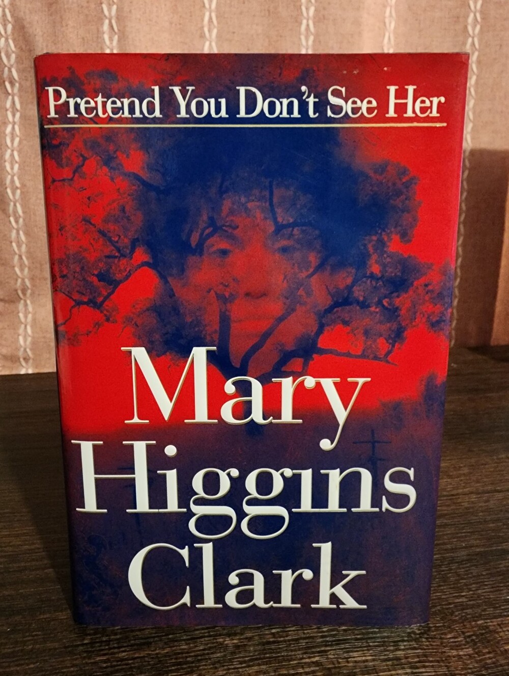 Pretend You Don't See Her By Mary Higgins Clark.